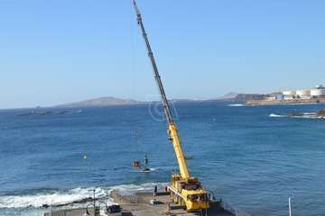 Una grúa de 80 metros trabaja en la reparación del Neptuno en Melenara/TA.